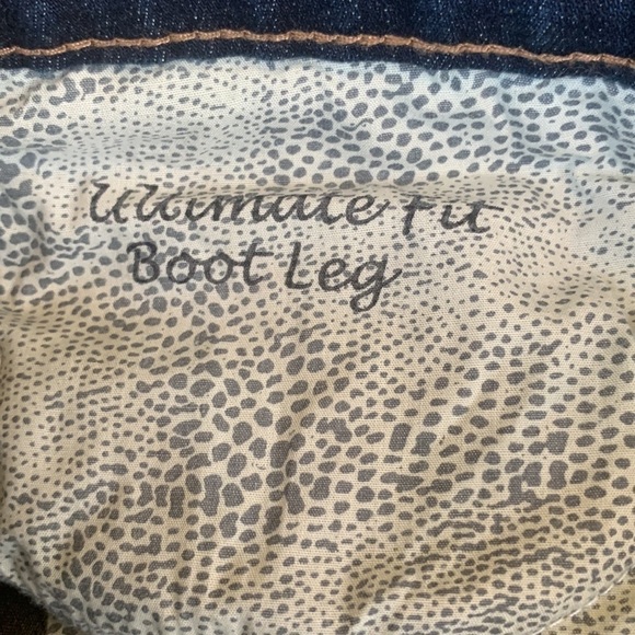 Chico’s Platinum Dark Wash Stretchy Straight Leg Bootleg Jeans Size 12 (2 Short) - Picture 9 of 9